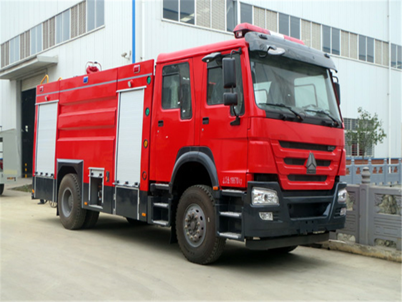 重汽豪沃7-8吨水罐消防车