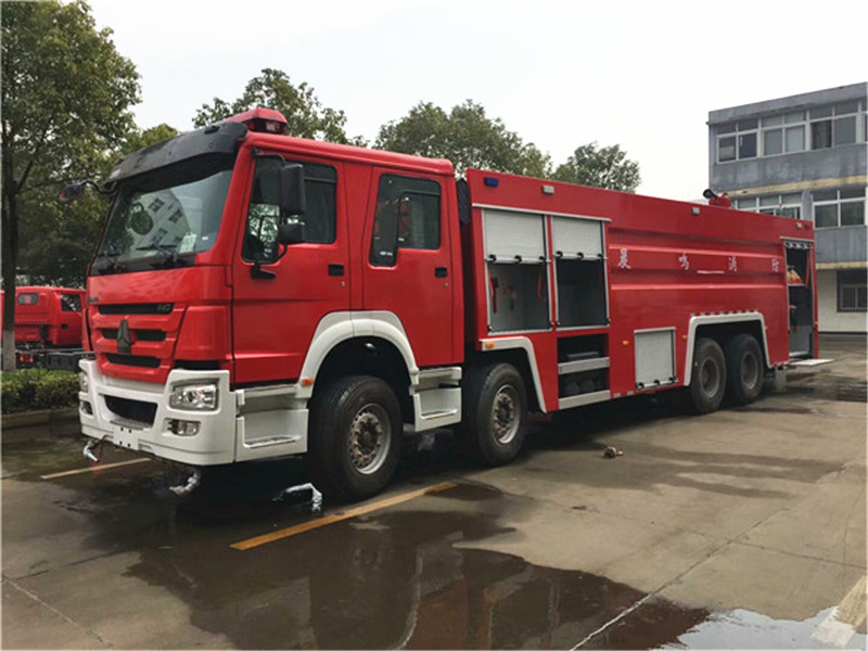 重汽豪沃25吨水罐消防车6