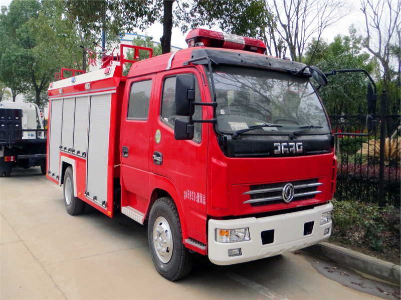 东风多利卡3吨水罐消防车