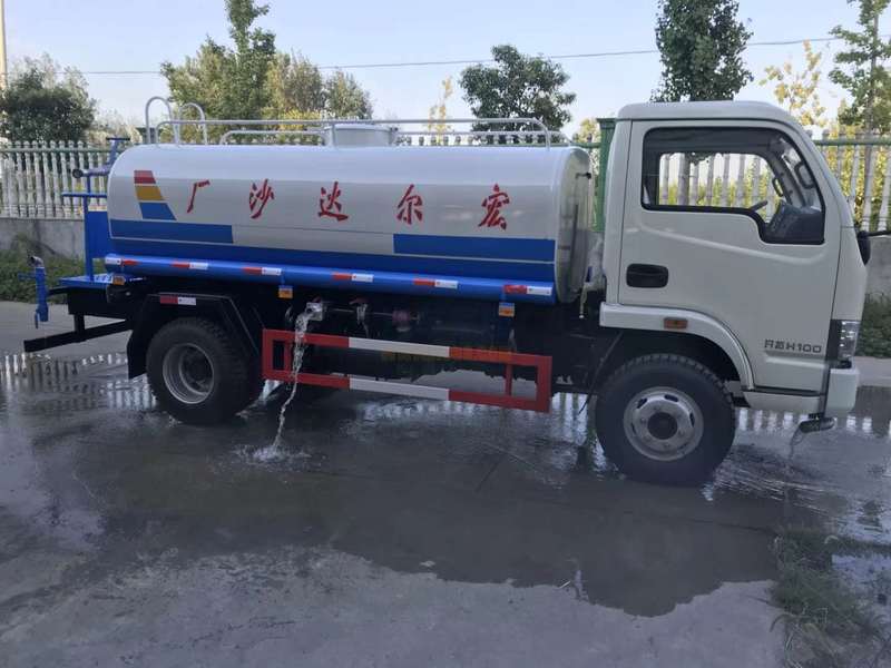 跃进5吨洒水车