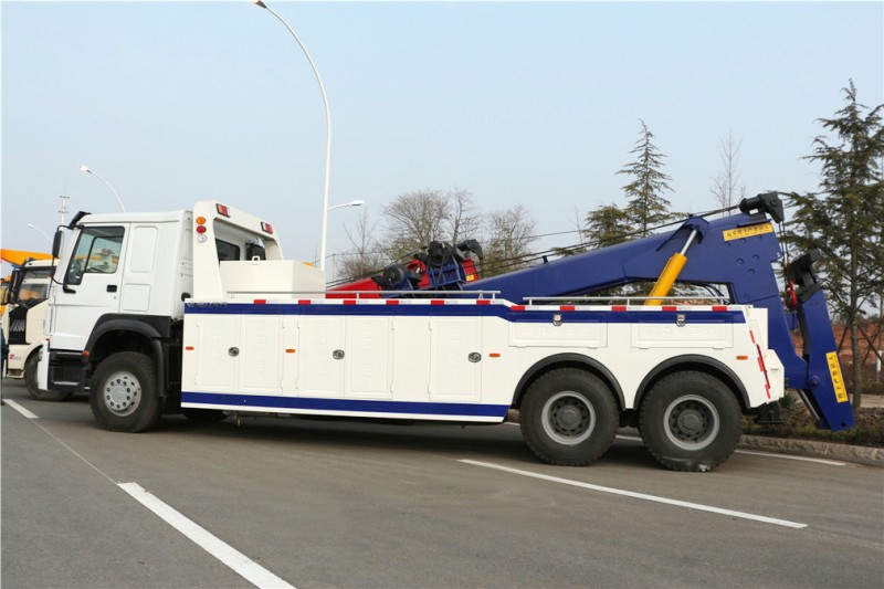 重汽后八轮一拖一清障车 后侧图