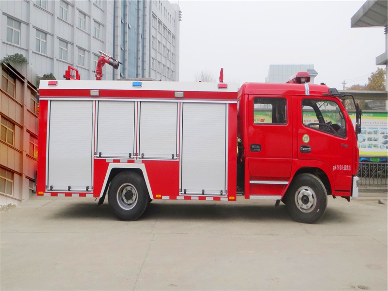 东风多利卡3.5-4吨水罐消防车2.jpg