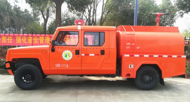森林消防供水车（1.5—2吨水）2.jpg