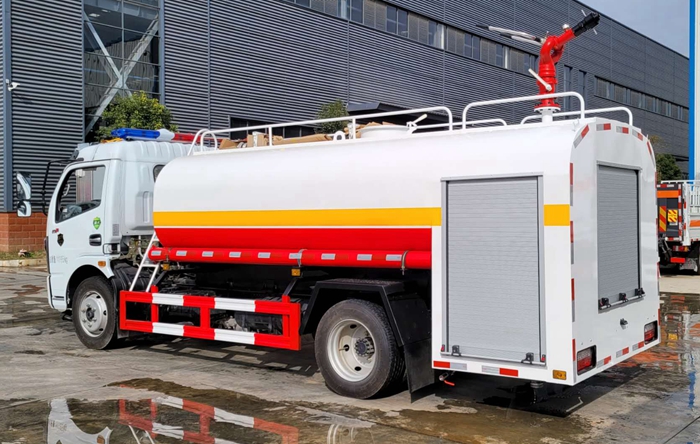 东风多利卡国六8吨消防洒水车3.JPG